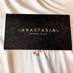 NEW Limited edition Anastasia Beverly Hills Vault